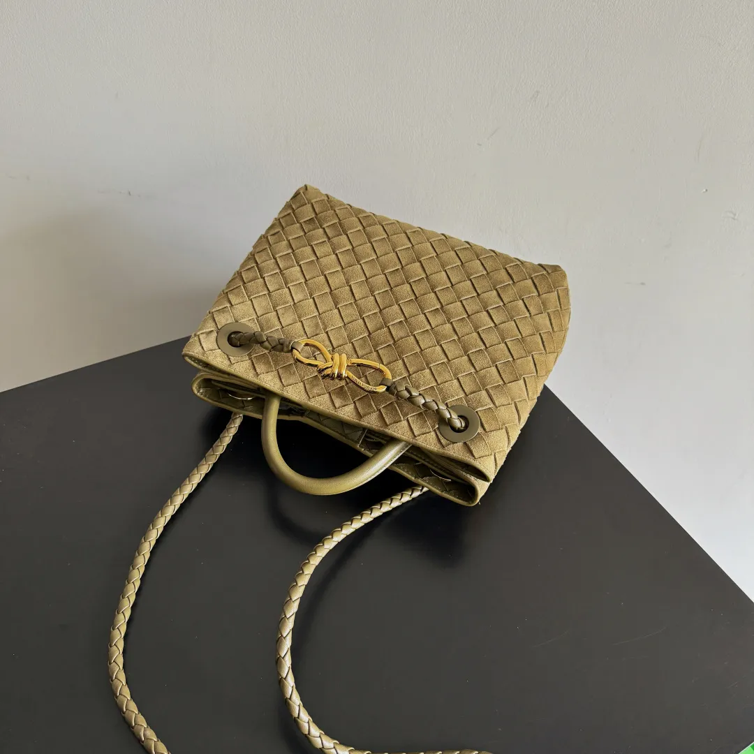 The 2023 new Andiamo batch of 1960 BV has been shipped‼ ️Really popular🔥The new Andiamo woven handbag launched by Bottega Veneta this season is really popular all over the world! ! Celebrities at home and abroad have worn it, and Oscar-winning actress Michelle Yeoh has taken it out on the street. Song Jia, Trai Yara, Yu Feihong, Sanji Ayaka, Rosie Hunting-Whiteley, Yoshioka Riho, etc. have all picked up this bag. It is classic and versatile, showing off its temperament, and the bag capacity is also large, which is very convenient for daily commuting! ! A variety of carrying methods, the shoulder straps can be adjusted by yourself, the original lambskin feels soft and delicate, and the neutral style is created to break gender boundaries and bring a more practical and longer-lasting use experience. Andiamo, which has both elegant and casual styles, perfectly interprets the true appearance of "fashionable old money style". Style number: 743568 (suede) Size: 25*22*10.5cm